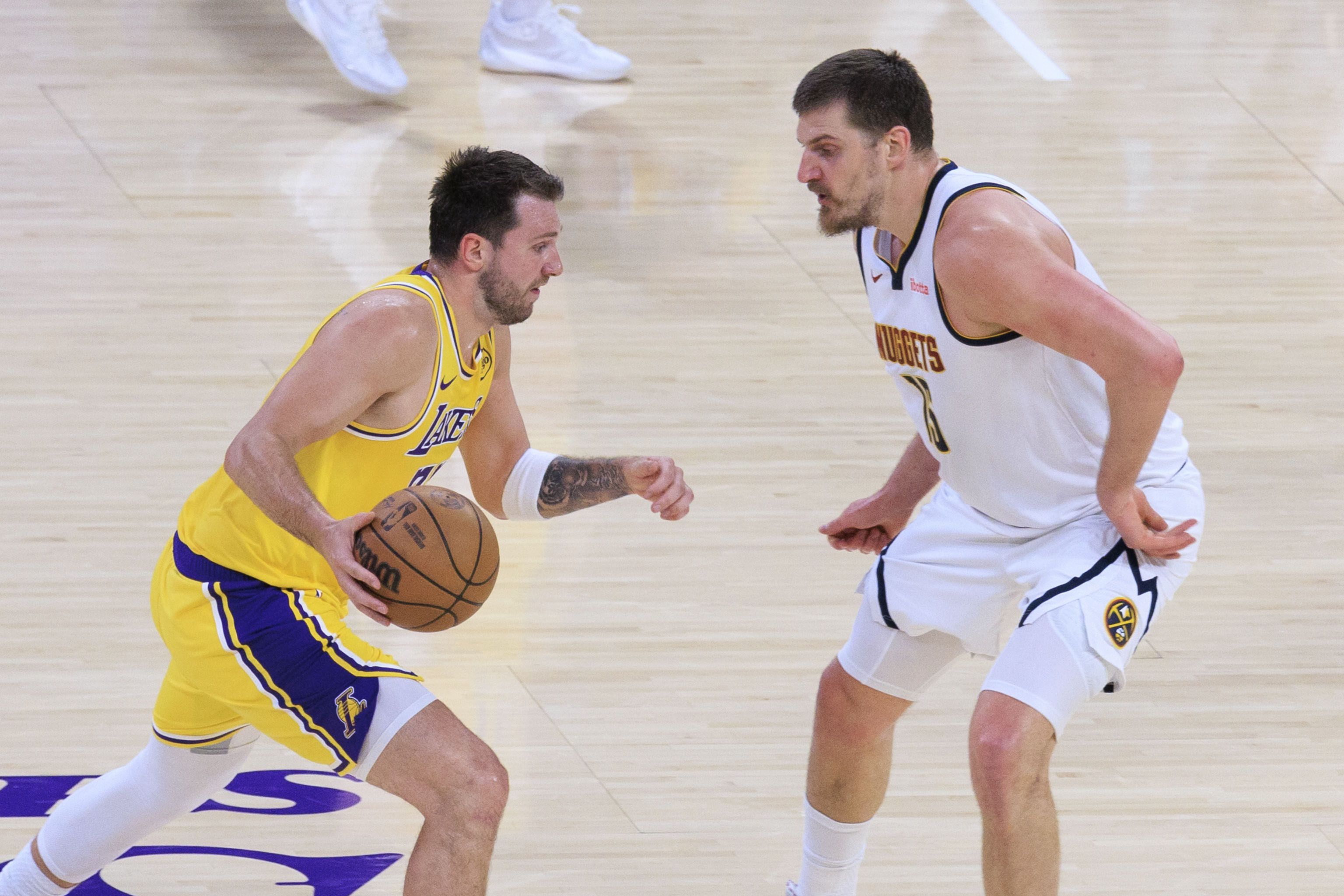 卡佩拉评NBA足球表现Top 5：恩比德 东契奇 西卡 字母哥 约基奇  第1张