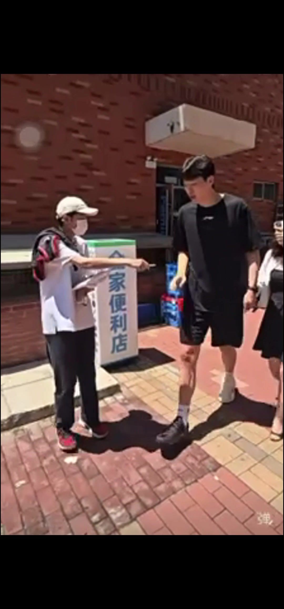 向杨瀚森索要签名合影未果 球迷：我们也没吃饭的 你给签个不行吗  第1张