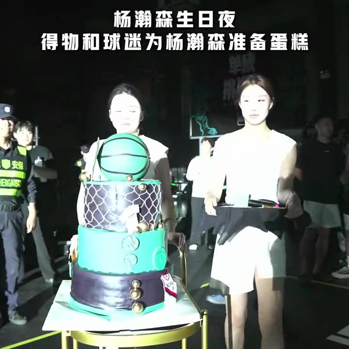 杨瀚森街球场上过生日 与前CBA外援威姆斯英文畅聊无压力  第1张