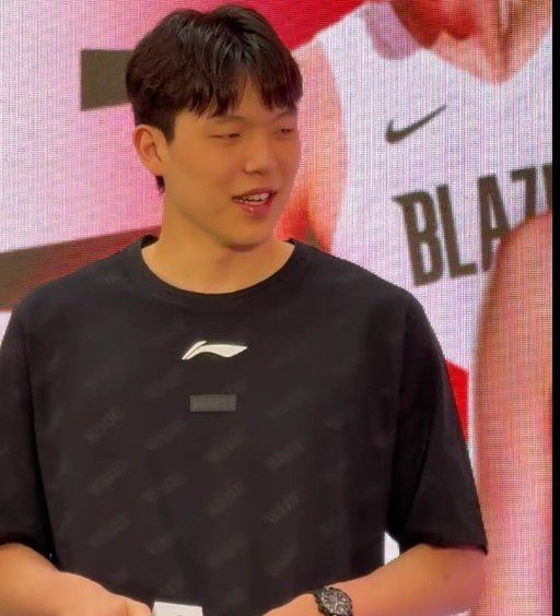 解说：杨瀚森明显瘦了 比去年定妆照瘦了几圈 下颌线清晰可见  第4张