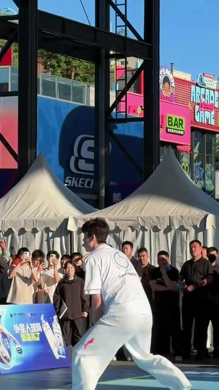 杨瀚森来北京参加活动 秀霸气四连扣 和小学生组队被绝杀  第1张