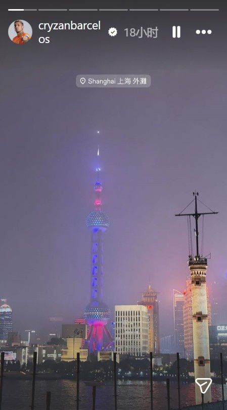 克雷桑与女友同游上海，两人与东方明珠合影还在健身房健身  第1张