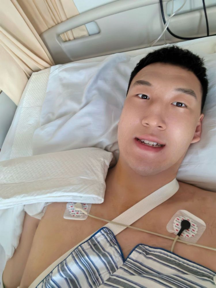 早日康复！杜润旺晒术后照：终于把这只胳膊送进“厂”里大修咯  第1张