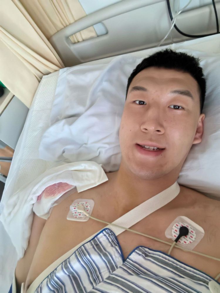 早日康复！杜润旺晒术后照：终于把这只胳膊送进“厂”里大修咯  第2张