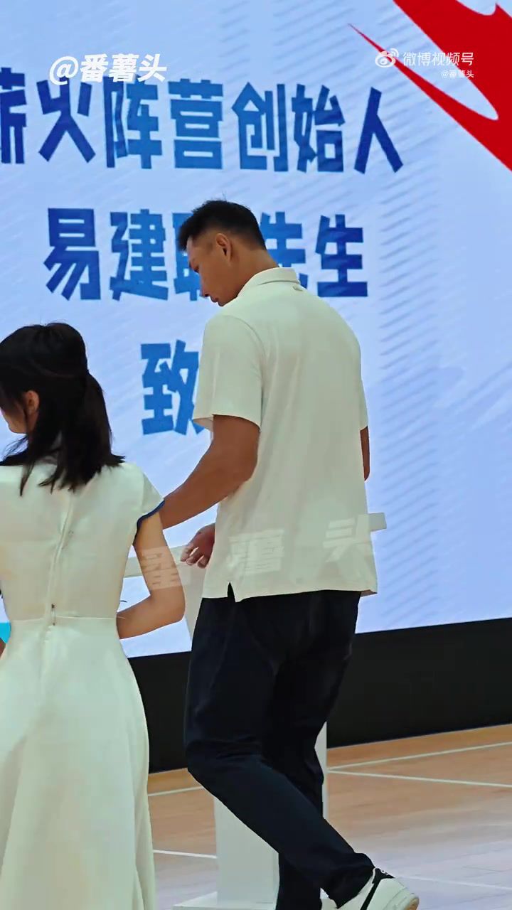 好久不见！易建联现身深圳 出席旗下薪火阵营活动  第1张