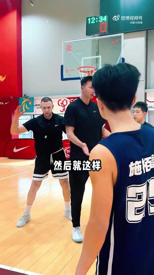 干货！易建联亲自示范内线卡位要球 抢占位置+对抗控重心  第1张