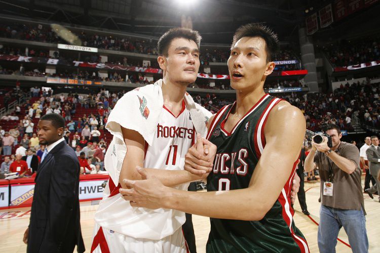 解说：姚明进NBA22岁 大郅24岁 阿联23岁 他们当年都比杨瀚森成熟  第1张