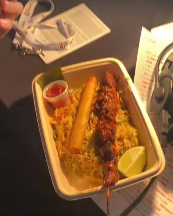 杨健的工作餐是肉串+炒粉 周琦调侃：太健康了 这不如鸡蛋灌饼  第3张