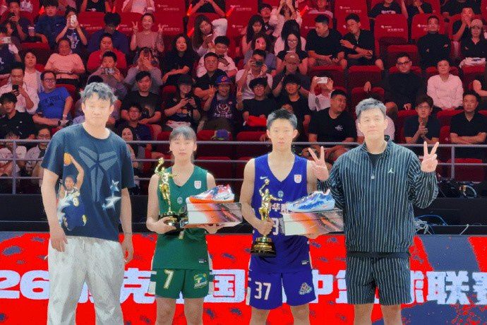 不止是看球！丁彦雨航与郭艾伦为耐高男女篮MVP张宇辰&许梦伊颁奖  第1张