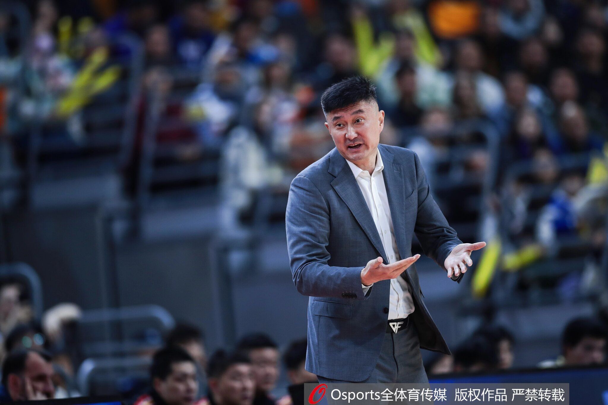 郭艾伦打趣杜锋：杜导现在是老教练了 不管输赢都面不改色心不跳  第1张