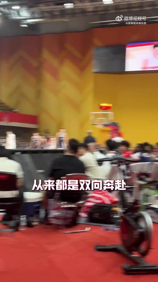 郭艾伦和球迷之间从来都是双向奔赴 一起相约主场不见不散  第1张
