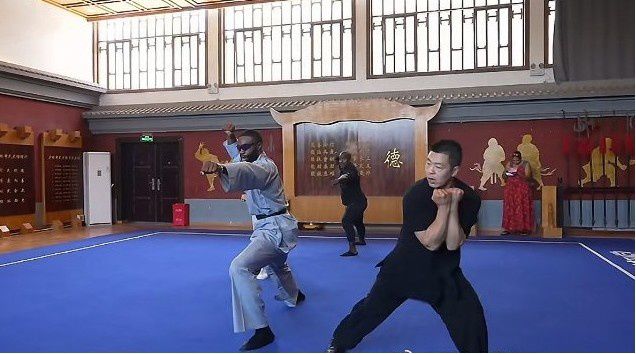 效仿文班亚马？杰伦·布朗在少林寺参观和习武  第5张