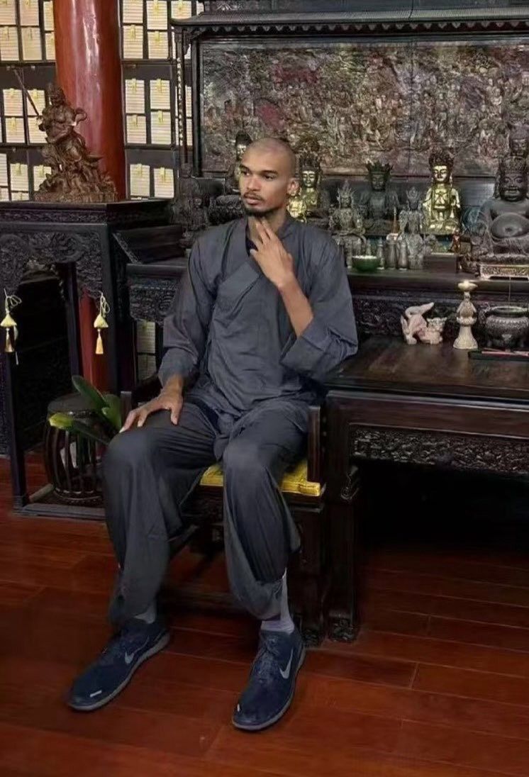 级别差得挺多😂美媒晒图：文班去中国当和尚 杰伦·布朗当皇帝  第2张