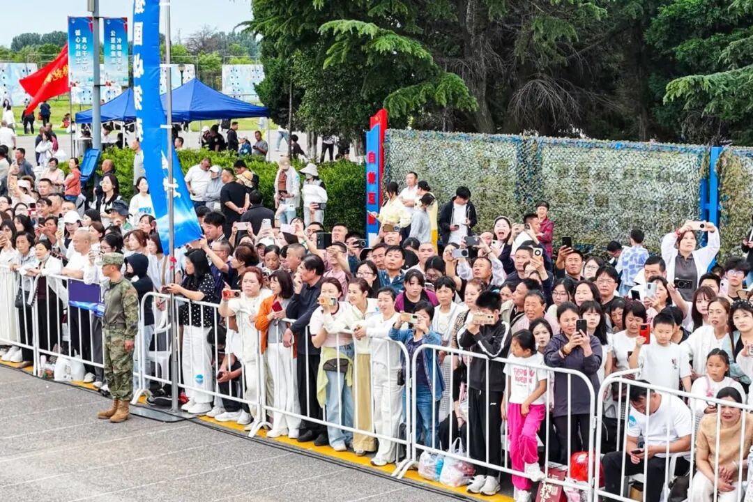 快看！现在的我是不是很有军人模样  第16张