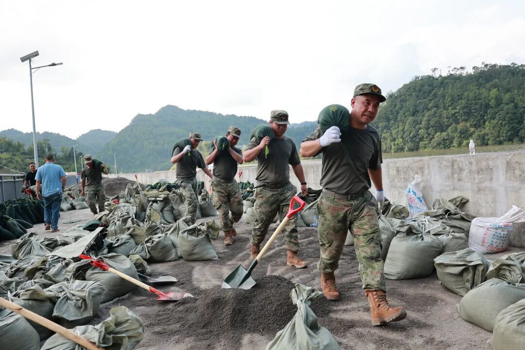 贵州多地遭遇洪涝险情，民兵紧急出动救援  第5张