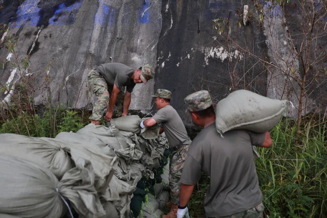 贵州多地遭遇洪涝险情，民兵紧急出动救援  第6张