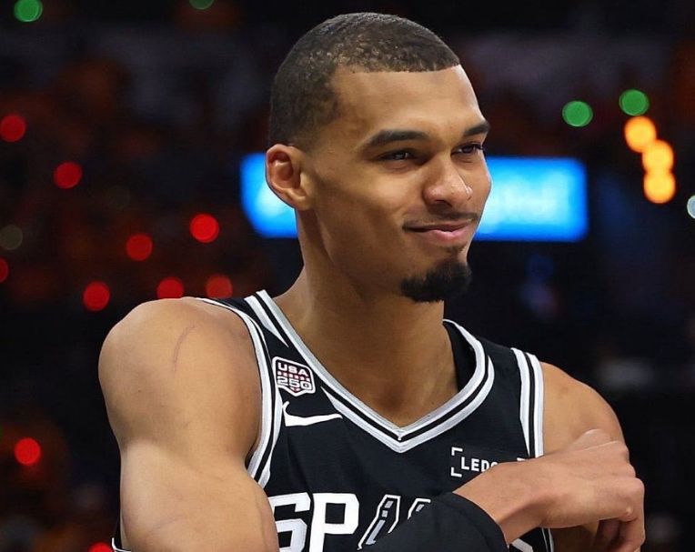 NBA将审查文班推倒布伦森动作：是否追加处罚存疑 次轮曾肘击里德  第1张