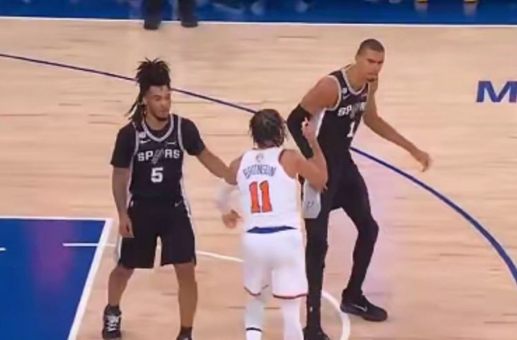 NBA将审查文班推倒布伦森动作：是否追加处罚存疑 次轮曾肘击里德  第2张