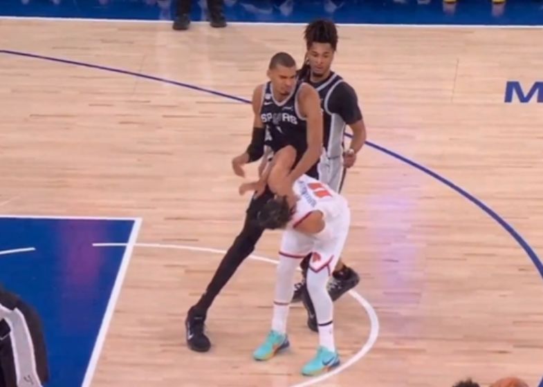 NBA将审查文班推倒布伦森动作：是否追加处罚存疑 次轮曾肘击里德  第4张