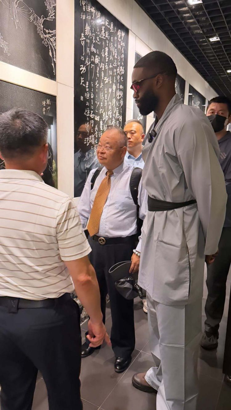 甲亢哥同款！绿军社媒：听说少林训练有奇效？方丈咱布朗也去进修  第2张