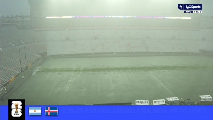 阿媒：赛前下暴雨但球场排水良好，阿根廷vs冰岛热身赛正常举行  第2张
