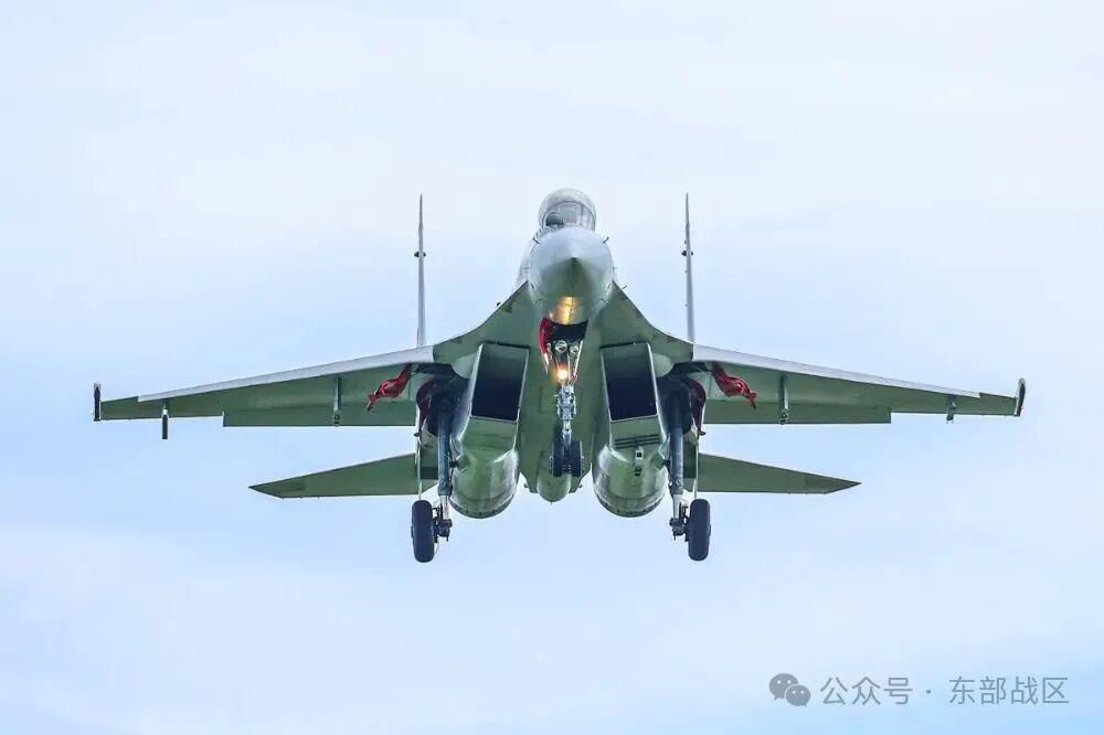 空军某部组织开展高强度对抗训练 锤炼飞行员应急处置能力  第5张