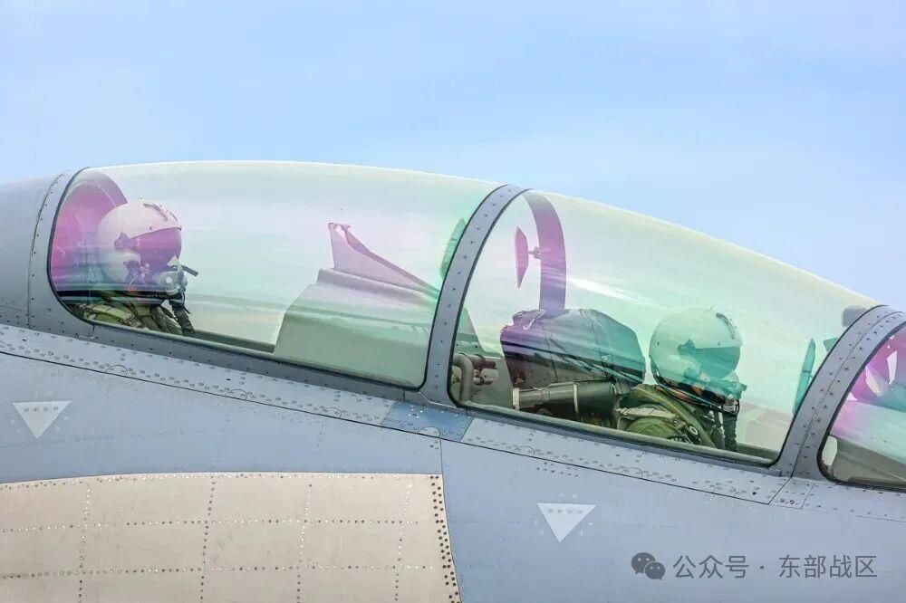 空军某部组织开展高强度对抗训练 锤炼飞行员应急处置能力  第1张