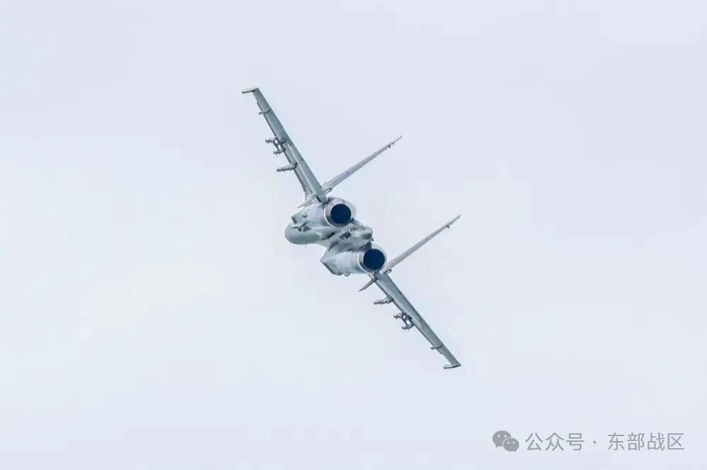 空军某部组织开展高强度对抗训练 锤炼飞行员应急处置能力  第4张