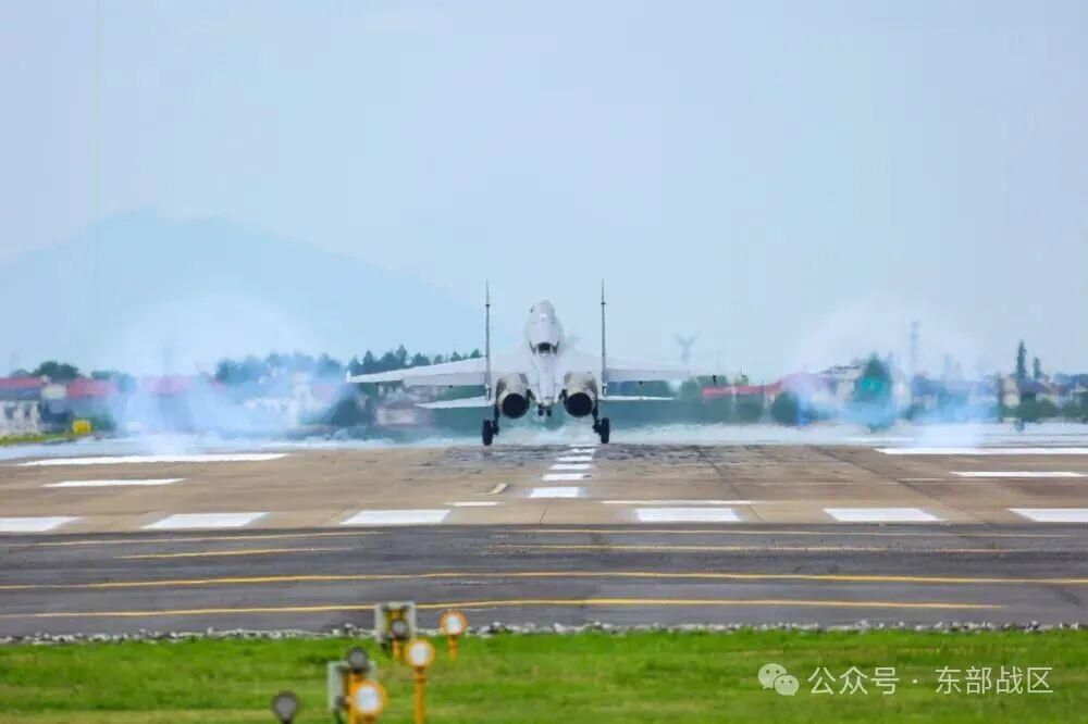 空军某部组织开展高强度对抗训练 锤炼飞行员应急处置能力  第6张