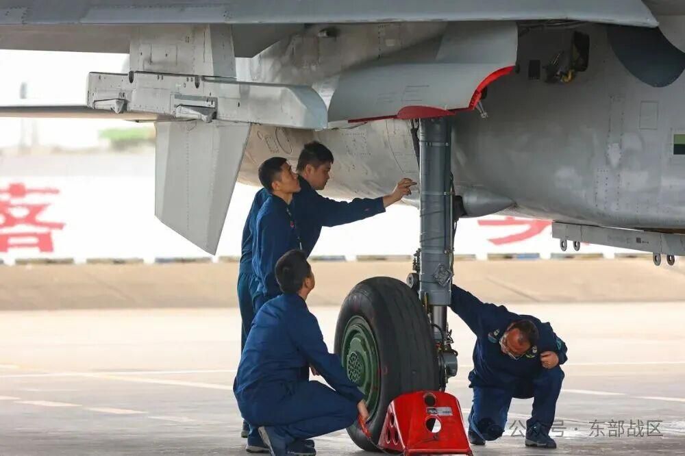 空军某部组织开展高强度对抗训练 锤炼飞行员应急处置能力  第7张