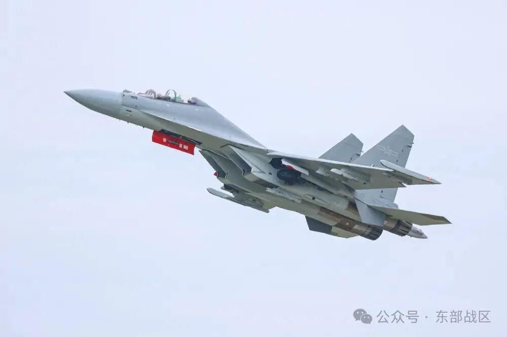 空军某部组织开展高强度对抗训练 锤炼飞行员应急处置能力  第8张