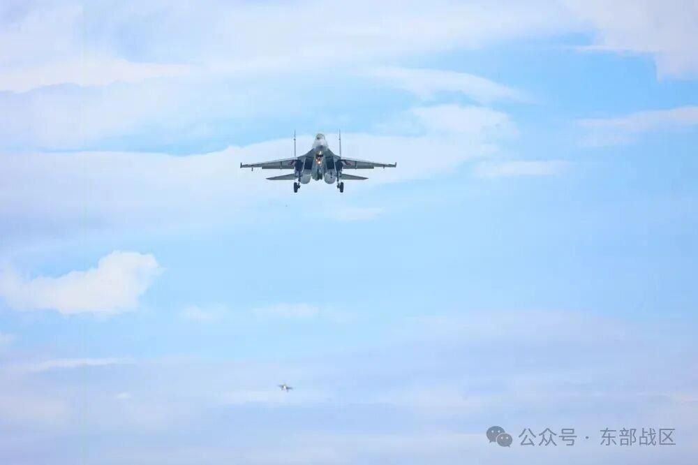 空军某部组织开展高强度对抗训练 锤炼飞行员应急处置能力  第9张