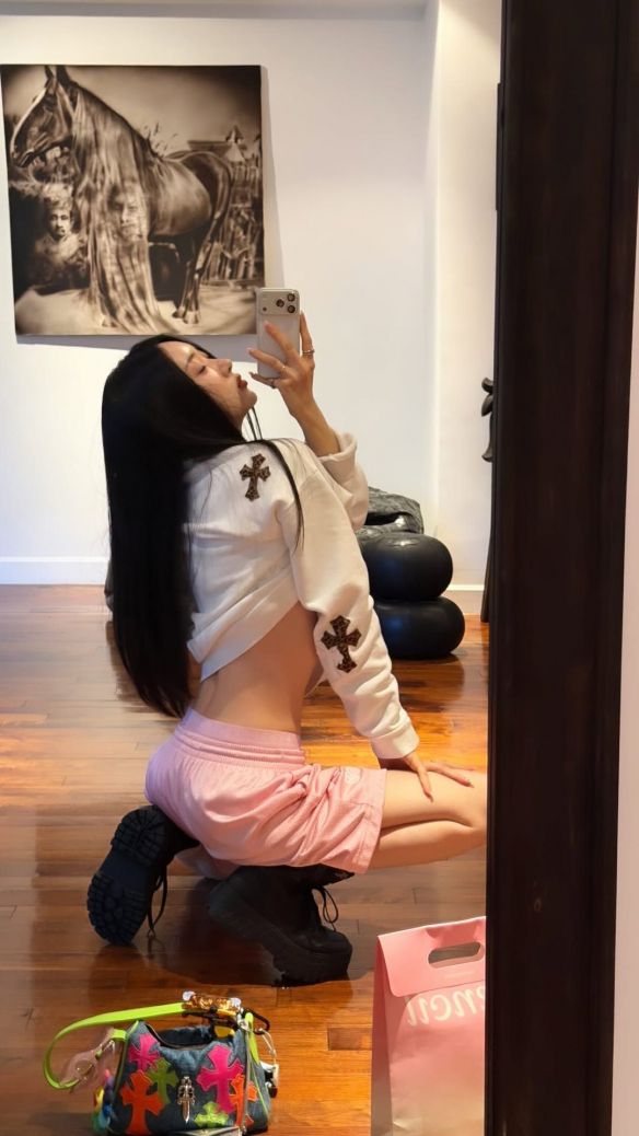 剑星》体模申才恩晒日常照：美美沐浴 细腰翘臀吸睛  第2张