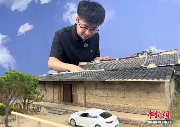 山东“00后”以微缩老屋重现旧时光 海内外“乡愁订单”纷至沓来  第1张