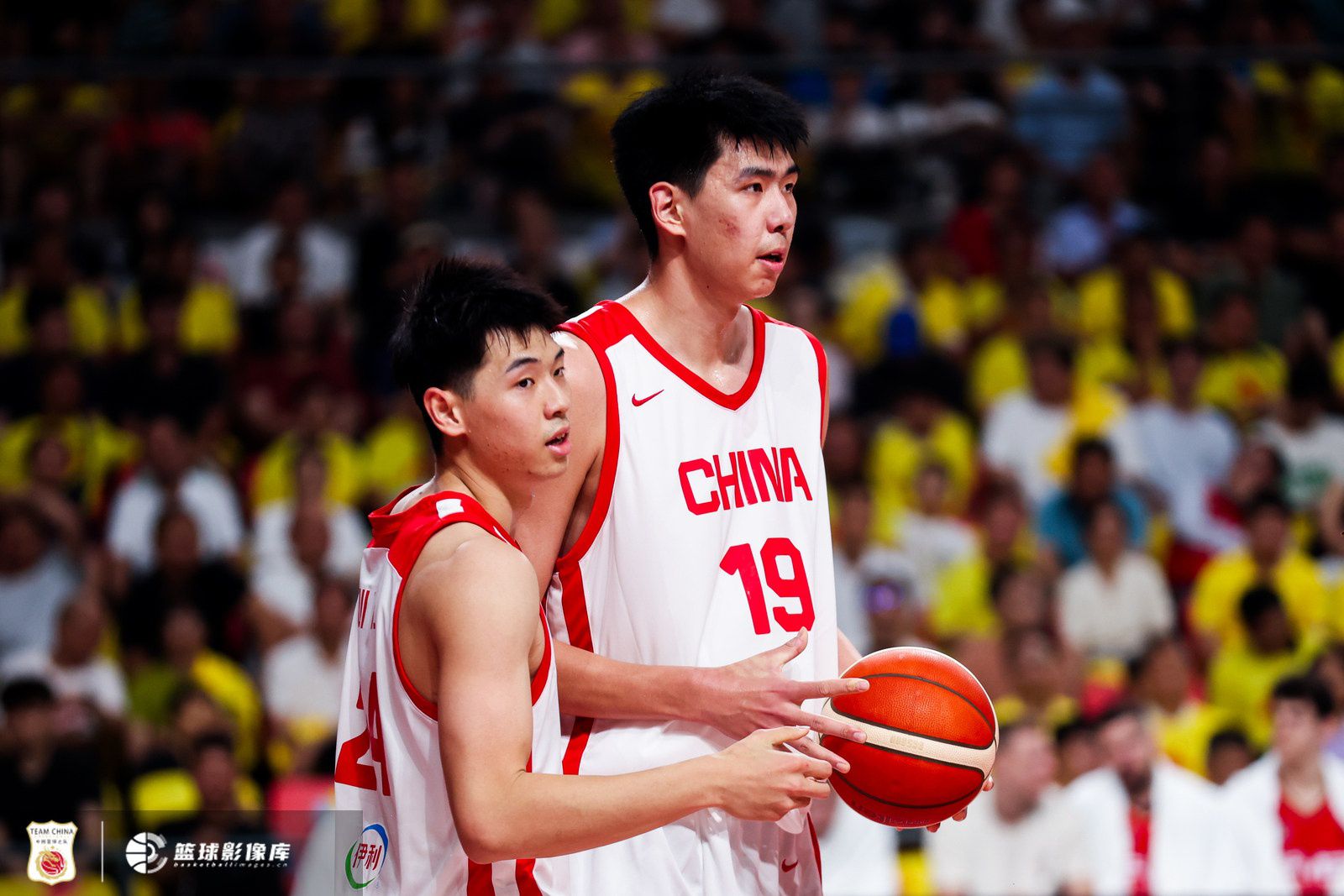 媒体人：中国男篮集训队老中青3代搭配 年龄结构合理开始逐步换血  第1张