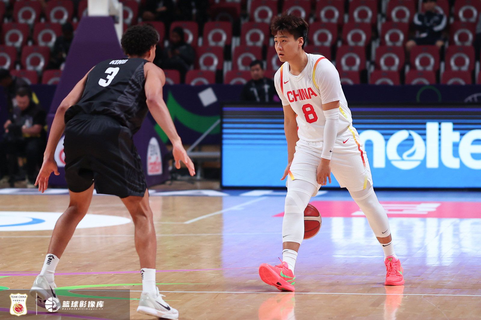 媒体人：赵睿周琦受伤病困扰 比赛中帮不上忙 那就让他们好好养伤  第1张