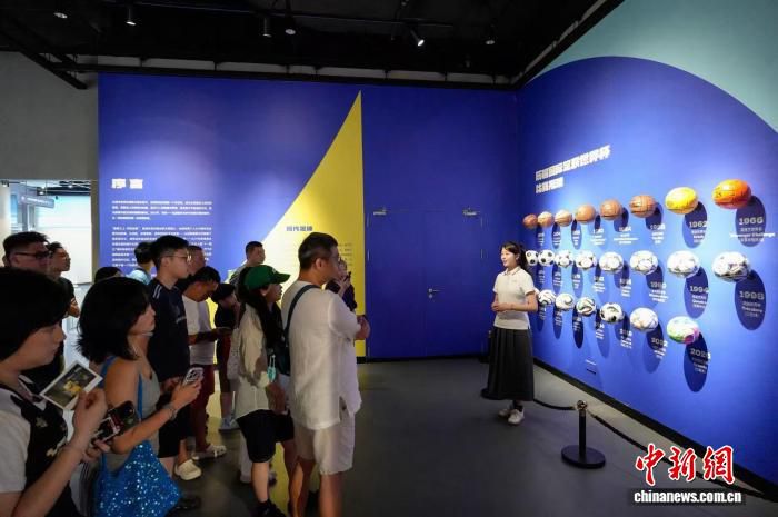 “深圳足球三十年”特展集齐世界杯用球“全家福”  第1张