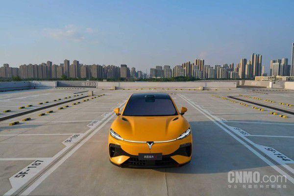 岚图追光S亮相引发关注 官方回应设计争议彰显自主品牌自信  第2张
