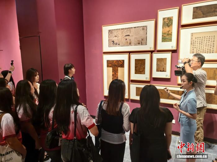 逾百名留学生走进广西美术馆 沉浸式感受“中国历代绘画大系”  第1张