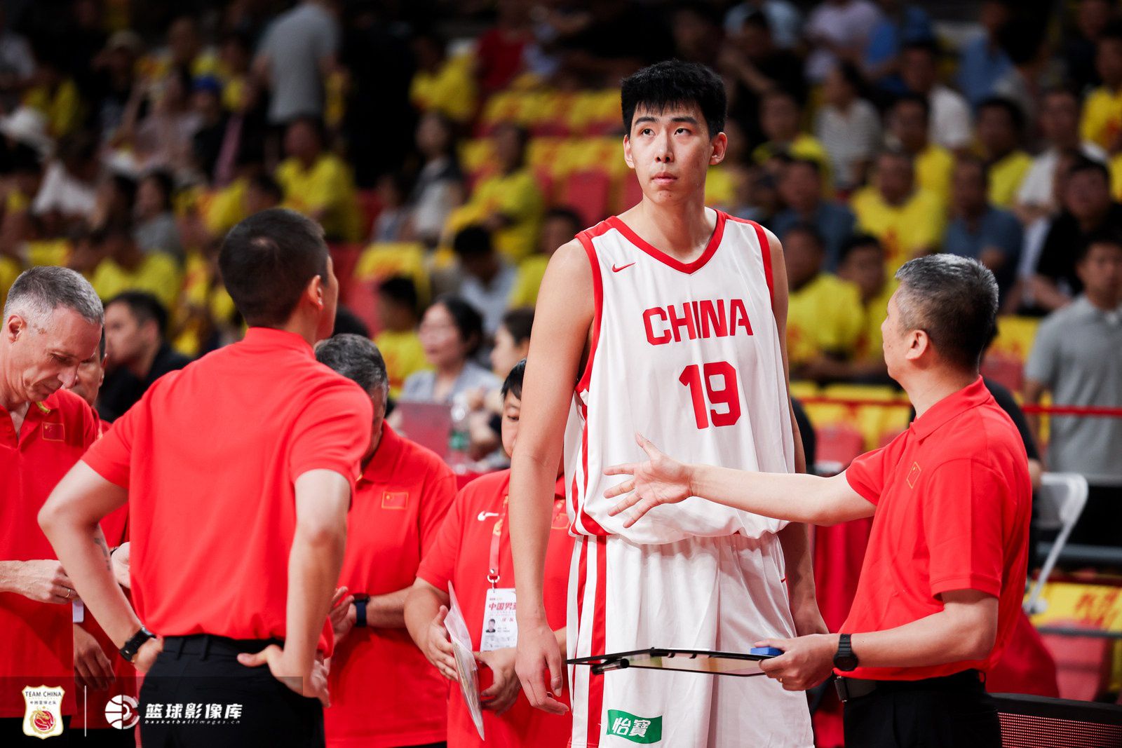 媒体人：不少老队员缺席郭导压力不小 不过男篮也到换血的时候了  第1张