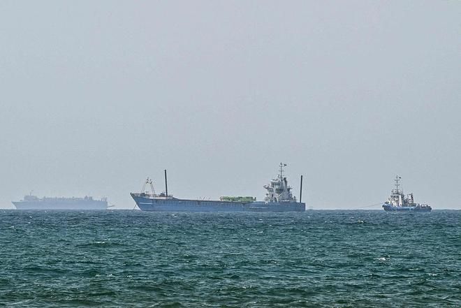 特朗普披露美军秘密护航行动 超200艘商船安全通过霍尔木兹海峡  第1张