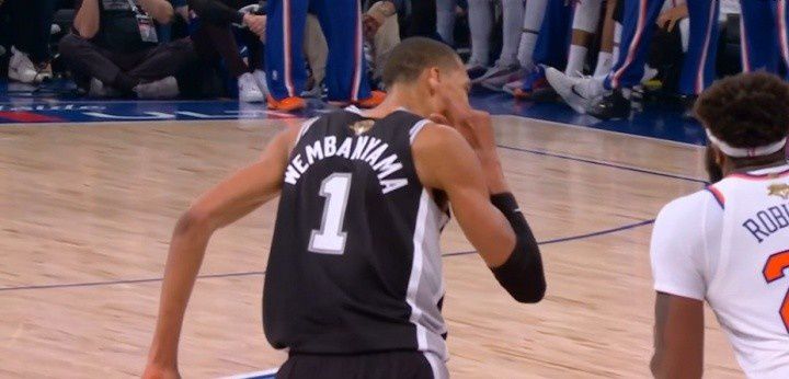 NBA总决赛G4：文班亚马单打米罗后做出挑衅动作 米罗肘击被吹一级恶意犯规  第1张