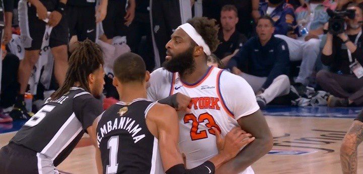 NBA总决赛G4：文班亚马单打米罗后做出挑衅动作 米罗肘击被吹一级恶意犯规  第2张
