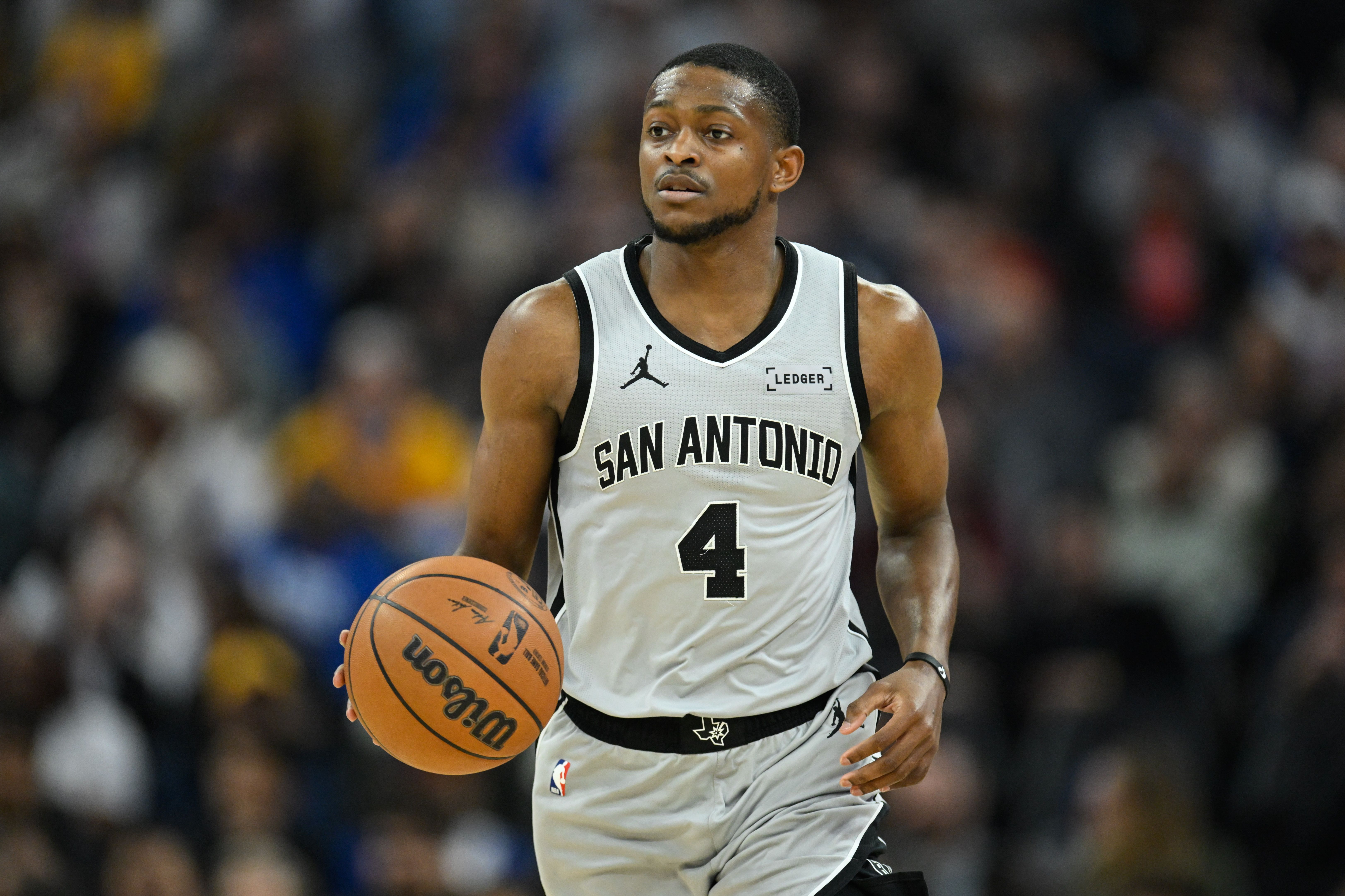NBA总决赛G4：马刺关键失误葬送好局 福克斯上篮选择引发巨大争议  第1张