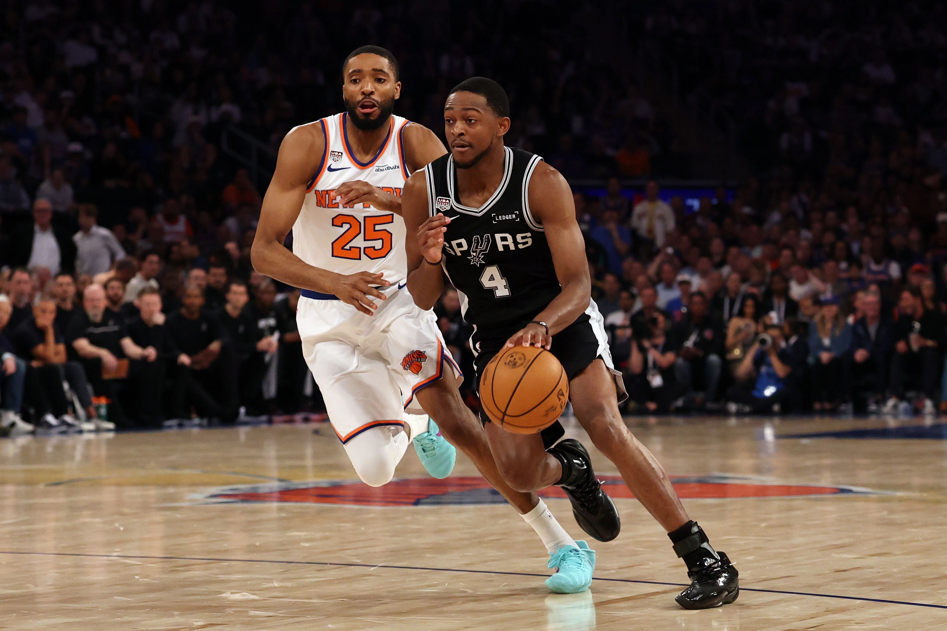 NBA总决赛G4：马刺遭尼克斯29分逆转 系列赛1比3面临出局危机  第1张