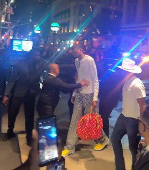 NBA总决赛G4尼克斯险胜马刺夺取赛点 文班亚马返程遇投掷物事件引关注  第1张