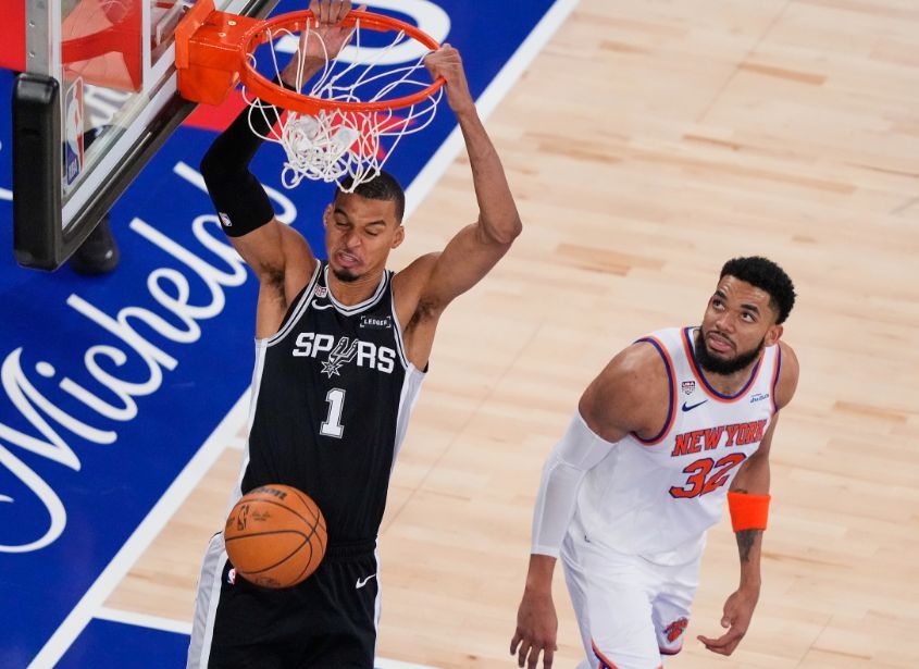 NBA总决赛第四场激战：尼克斯队完成29分惊天逆转挺进冠军点  第1张