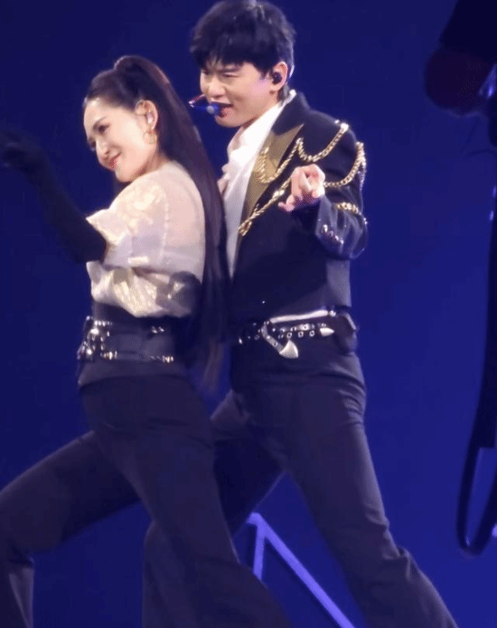 张杰谢娜视频账号近期粉丝数量下滑，个人巡演计划引网友讨论  第1张