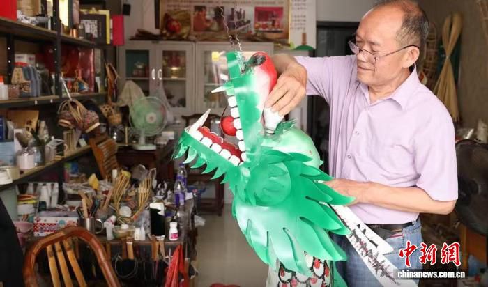 轻装上阵藏巧思 浙江瑞安竹编技艺“唤醒”龙舟龙头  第1张