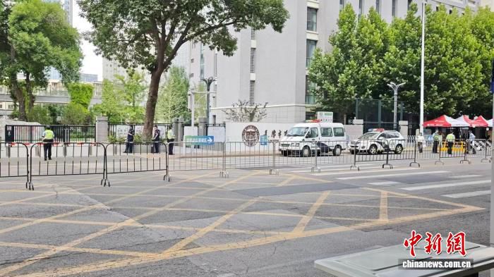 天津高考收官见闻：考场外的鲜花与守候  第1张